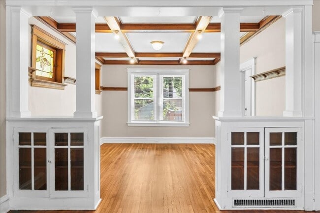 Building Photo - End Summer in the (South)Hamptons