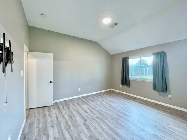 Building Photo - 6935 Creek Village Dr