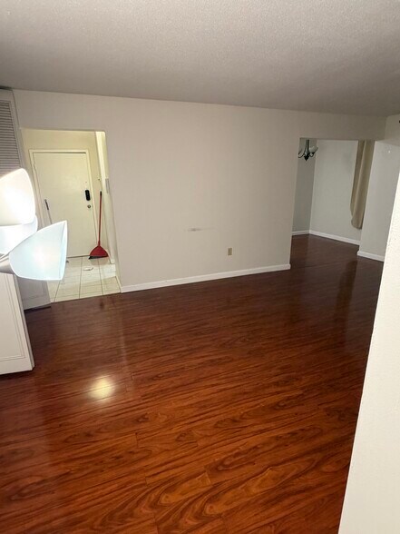 Building Photo - 66 Shrewsbury Green Dr
