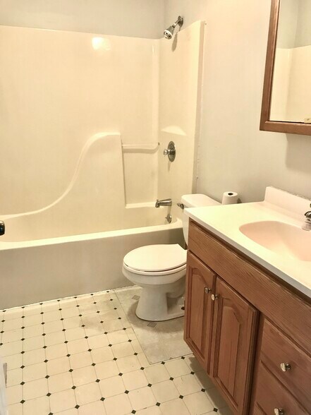 Bathroom - 2217 Saint Paul St