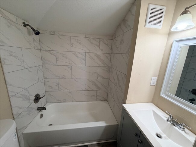 Building Photo - 516 Hurst Pl