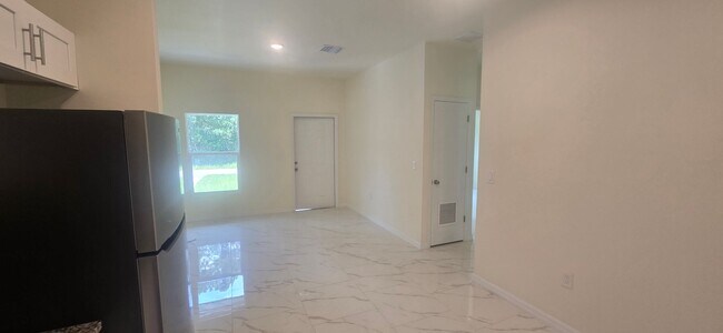 Building Photo - Great Location  2/1 Single Family Home