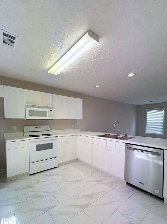 Building Photo - Donahue Crossing Condominiums #1409