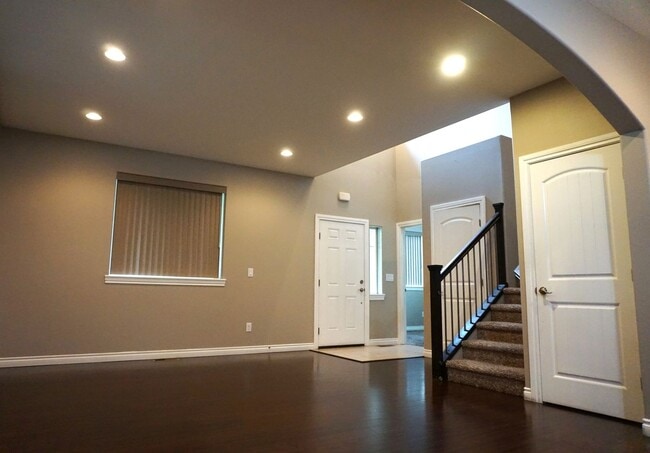 Building Photo - 4 Bedroom, 3 Bath House Available in July!