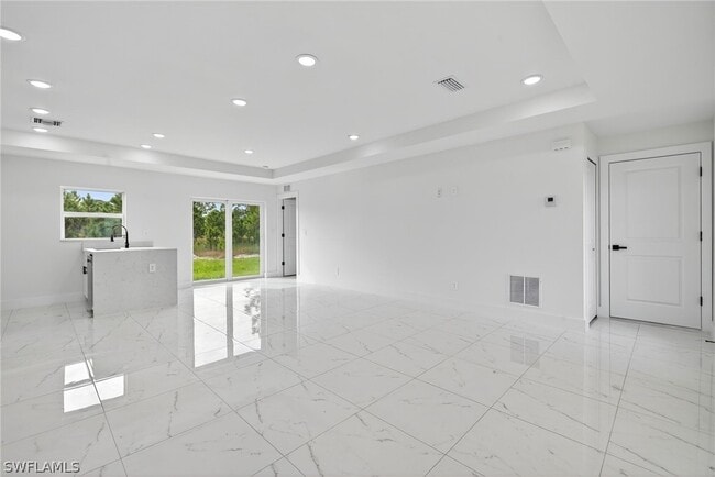 Building Photo - 1108 Eauclaire St E