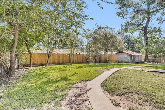 Building Photo - 1510 N San Jacinto St