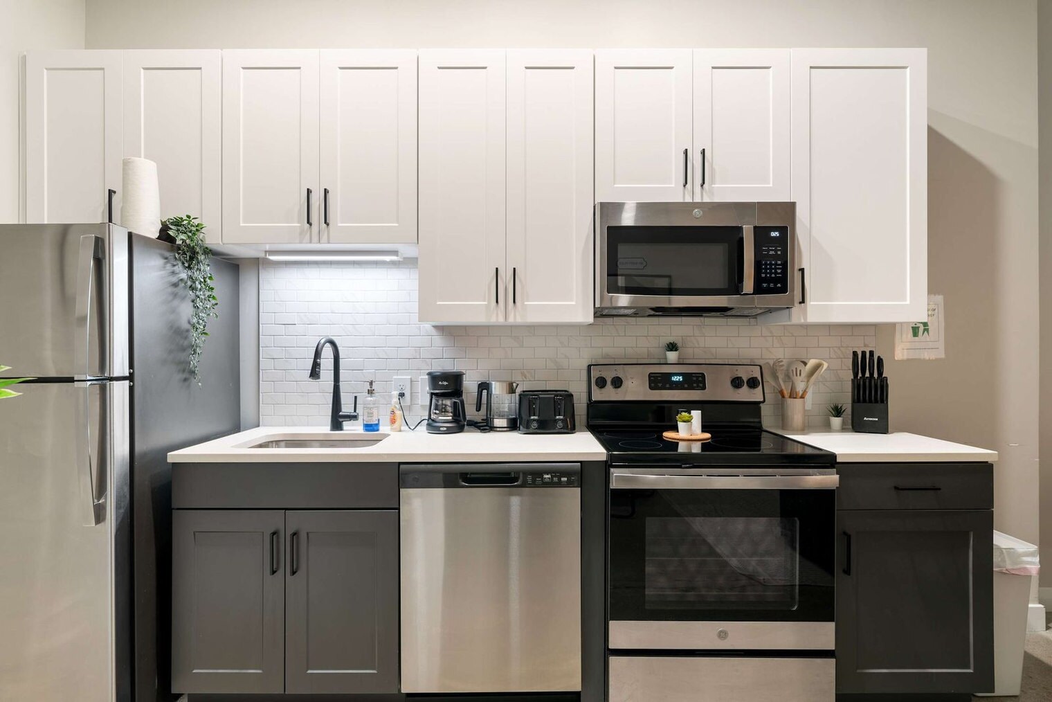 Building Photo - 205 W 4th St