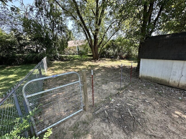 Building Photo - 116 SE Springdale Dr