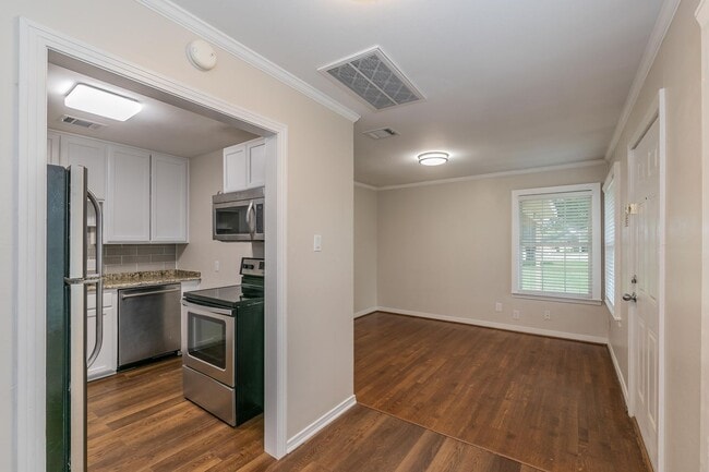 Building Photo - Recently updated 2-bedroom duplex in the desirable Ridglea area.