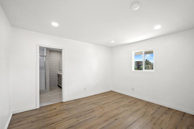 Building Photo - 3352 Altadena Ave