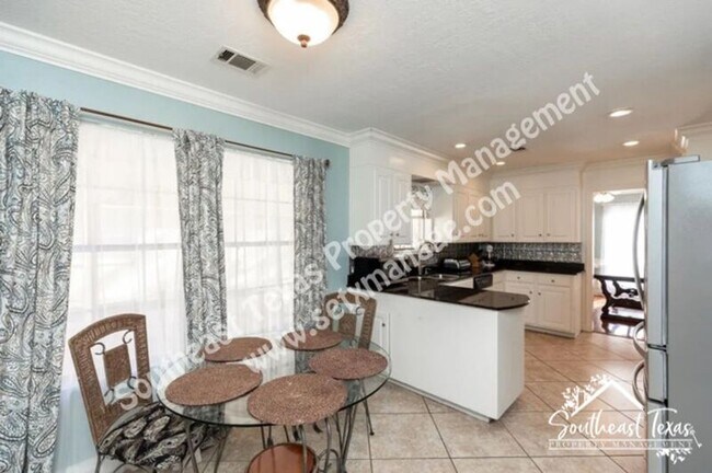 Building Photo - 6030 Zenith St