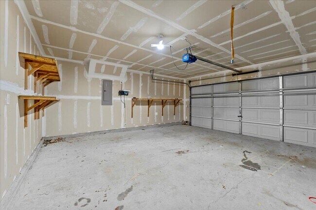 Building Photo - Move in ready! 3-bed 2.5-bath 2354 sqft 2-...