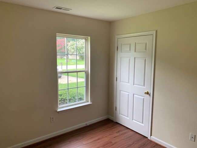 Building Photo - Elegance in Elizabeth City!