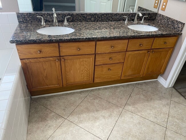 Building Photo - Spacious 4 Bedroom Townhouse Style Condo i...