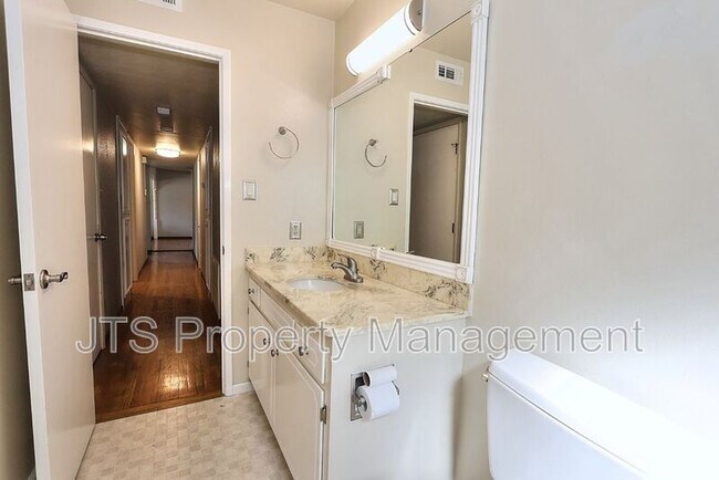 Building Photo - 2128 W La Loma Dr
