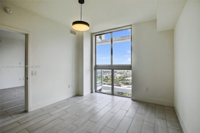 Building Photo - 2000 Metropica Wy