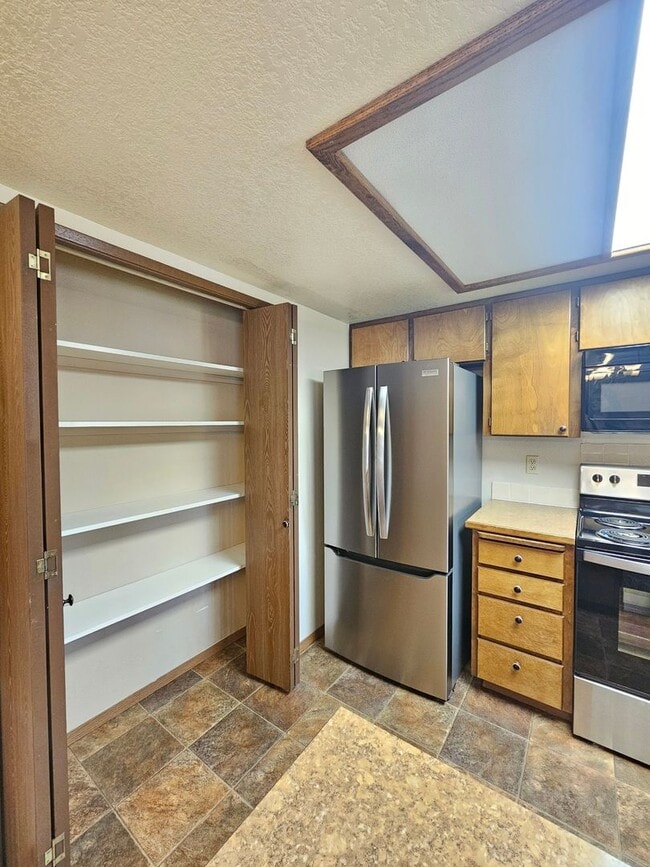 Building Photo - 6902 N Old Fort Dr