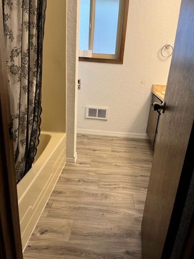 Building Photo - Cozy 3-Bedroom in Beautiful Tollgate! ***water included***