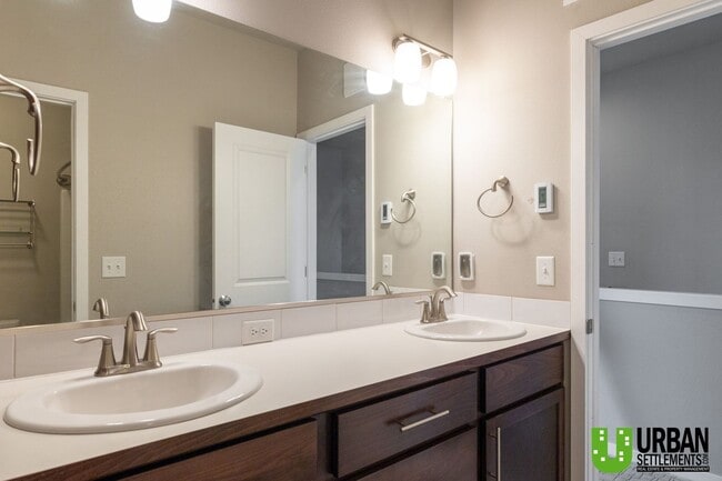 Building Photo - Modern Kendall Yards Townhome – 3 Bed, 2.5 Bath | 1,500 Sq. Ft.