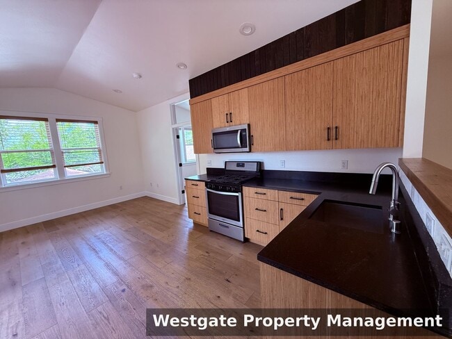 Building Photo - 220 Payran St