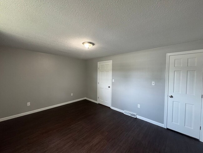Building Photo - Refreshed 2 Bed 1.5 Bath Townhouse | Pet O...