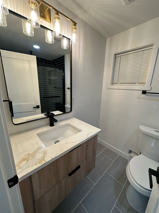 Building Photo - Everett Duplex