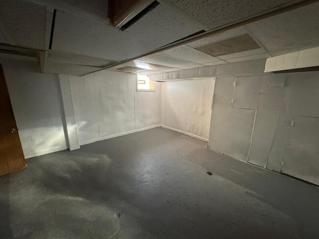 Building Photo - 15381 Stansbury Ave