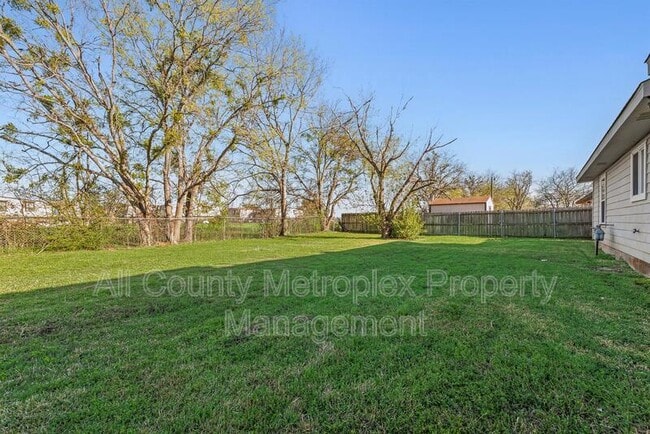 Building Photo - 1303 S Medora St