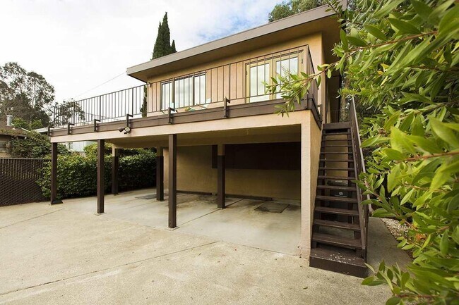 Building Photo - Secluded Rockridge 2BD | Parking Included | Near BART, Shops & Dining