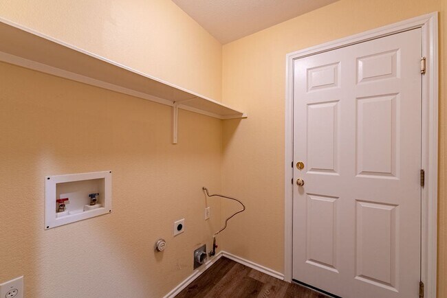 Building Photo - Beautiful 4 bedroom, 2 bathroom home in Round Rock!