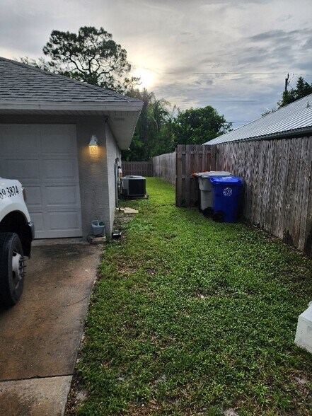 Building Photo - 2225 86th Ct