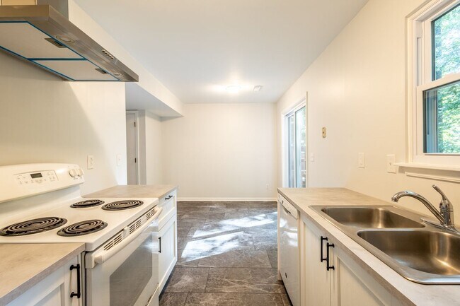 Building Photo - 138 Quince Ln