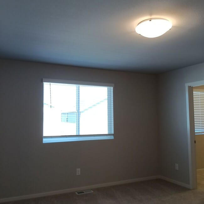 Building Photo - Beautiful Modern Home in Woodburn is Ready For You!!