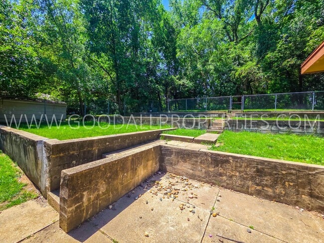 Building Photo - 4 Bedroom Split-Level Home for Rent in Urbandale – 2 Living Areas & Private Backyard!