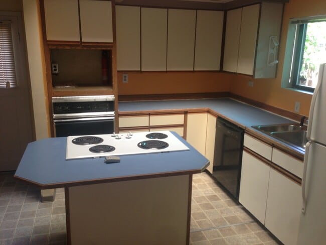 Building Photo - Charming 3 Bedroom/1 bath house in Wedgwoo...