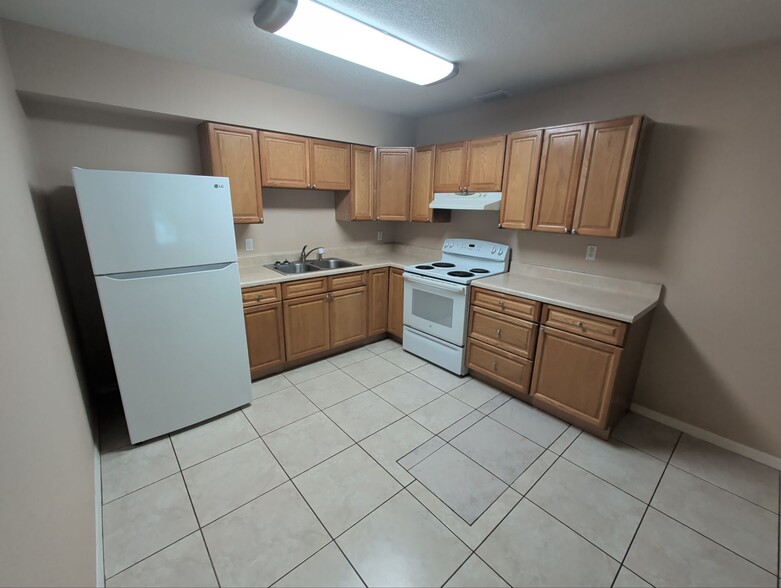 Building Photo - 2560 E Constance Ct