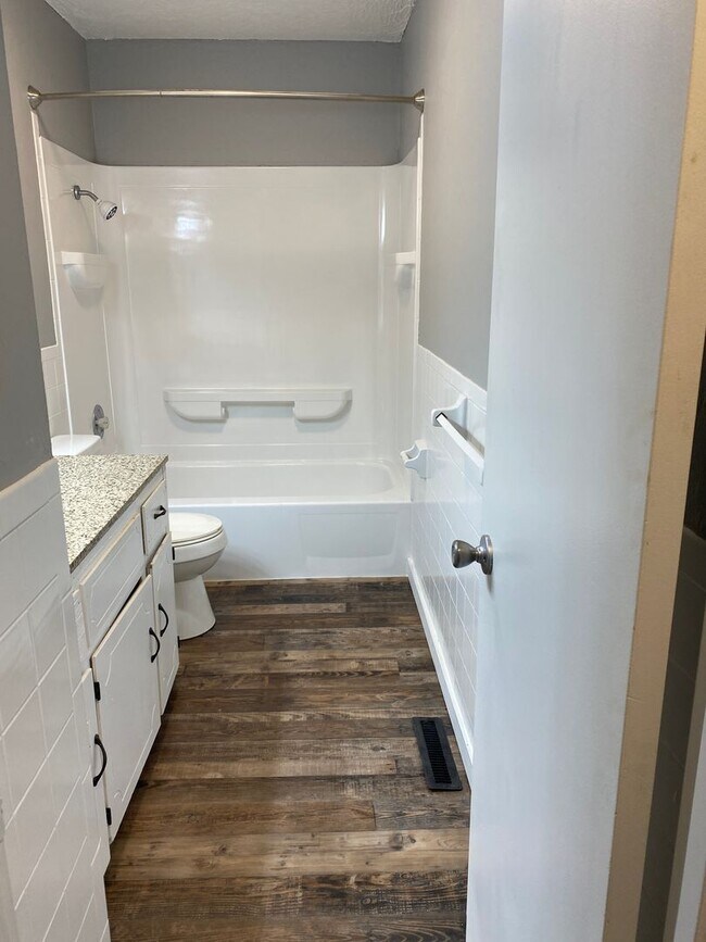 Building Photo - 3 bedroom/1.5 bathroom house/2 car garage