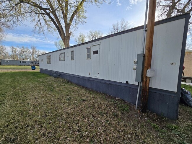 Building Photo - 2 bed 1 bath Home *Section 8 Welcome*