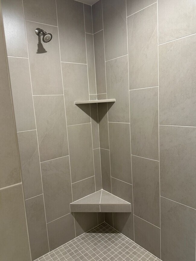 Building Photo - 1 Month FREE RENT w/ 12m Lease! Alderbrook...