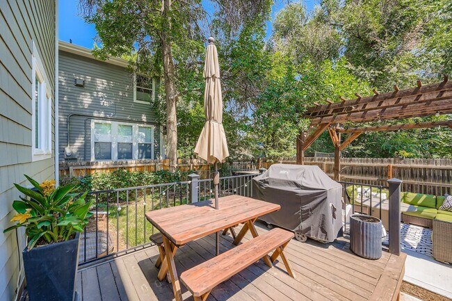 Building Photo - Idyllic Downtown Longmont 5-BDR Retreat