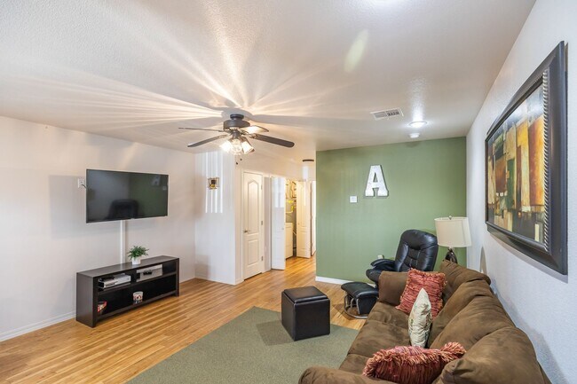 Building Photo - 800 Sherwood Dr