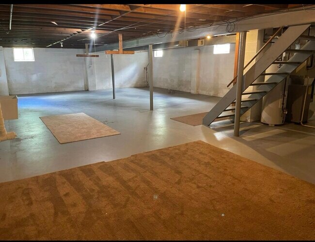 Building Photo - 5203 W Ridge Rd