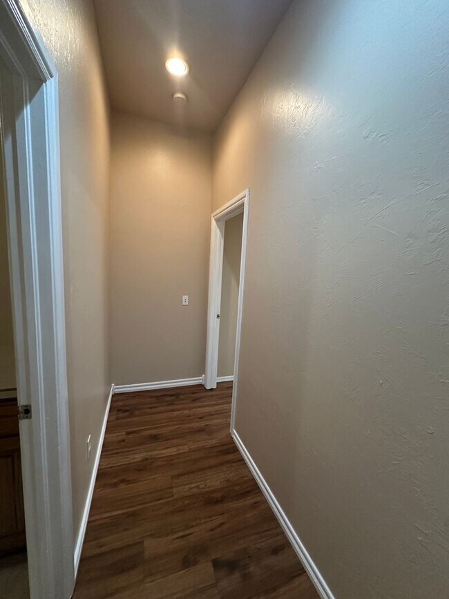 Building Photo - 2504 Thomas Dr