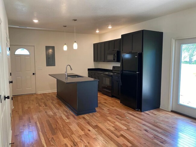 Building Photo - 610