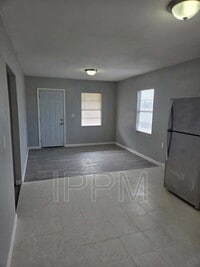 Building Photo - 1141 W Acacia Ave