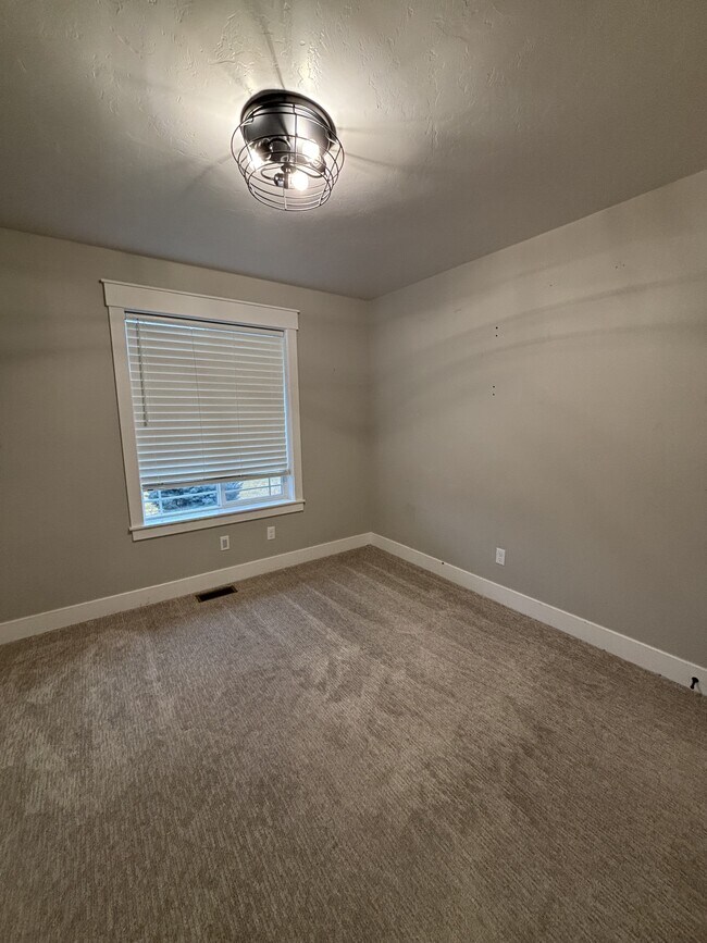 Building Photo - 696 Regency Ln