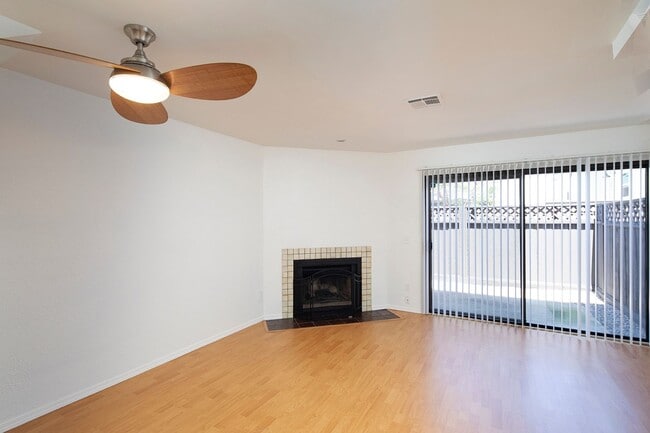 Building Photo - 2br/1.5ba Townhouse in North Park with Washer and Dryer, A/C, and Parking!