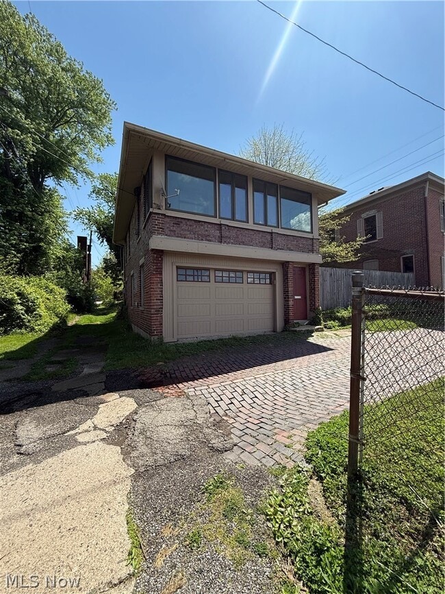 Building Photo - 809 Shinnick St