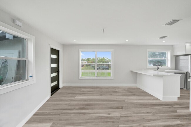 Building Photo - 5601 SW 36th Ct