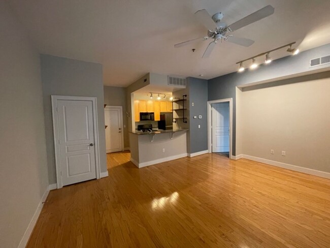 Building Photo - Uptown Charlotte Condo! Now Available!